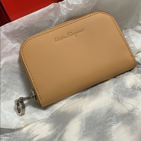 New Ferragamo zip around leather card case - Picture 8 of 8